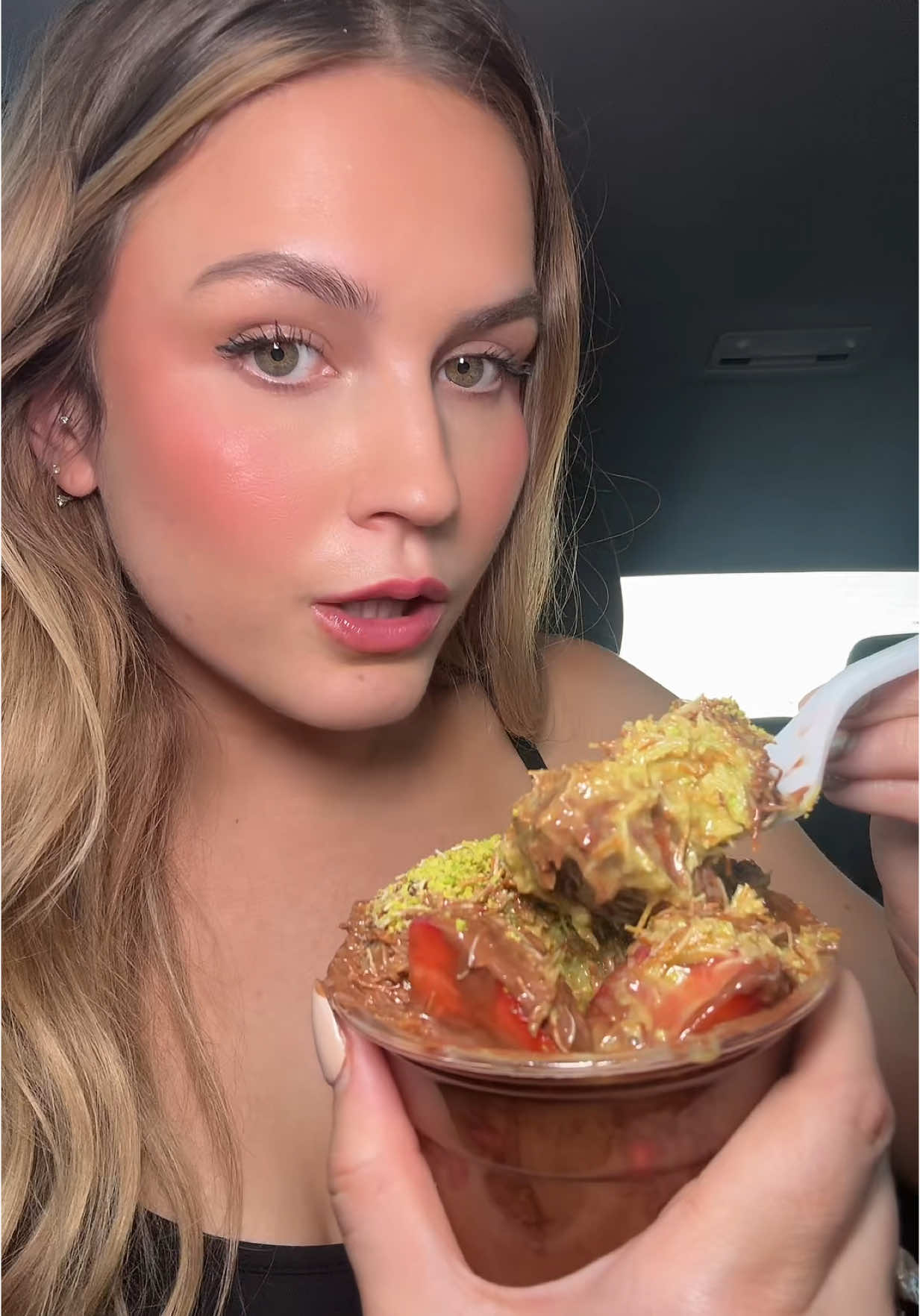 Dubai Chocolate has my heart #dubaichocolate #mukbang #asmr #foodtiktok #Foodie #fyp  @Chokberry_sac 