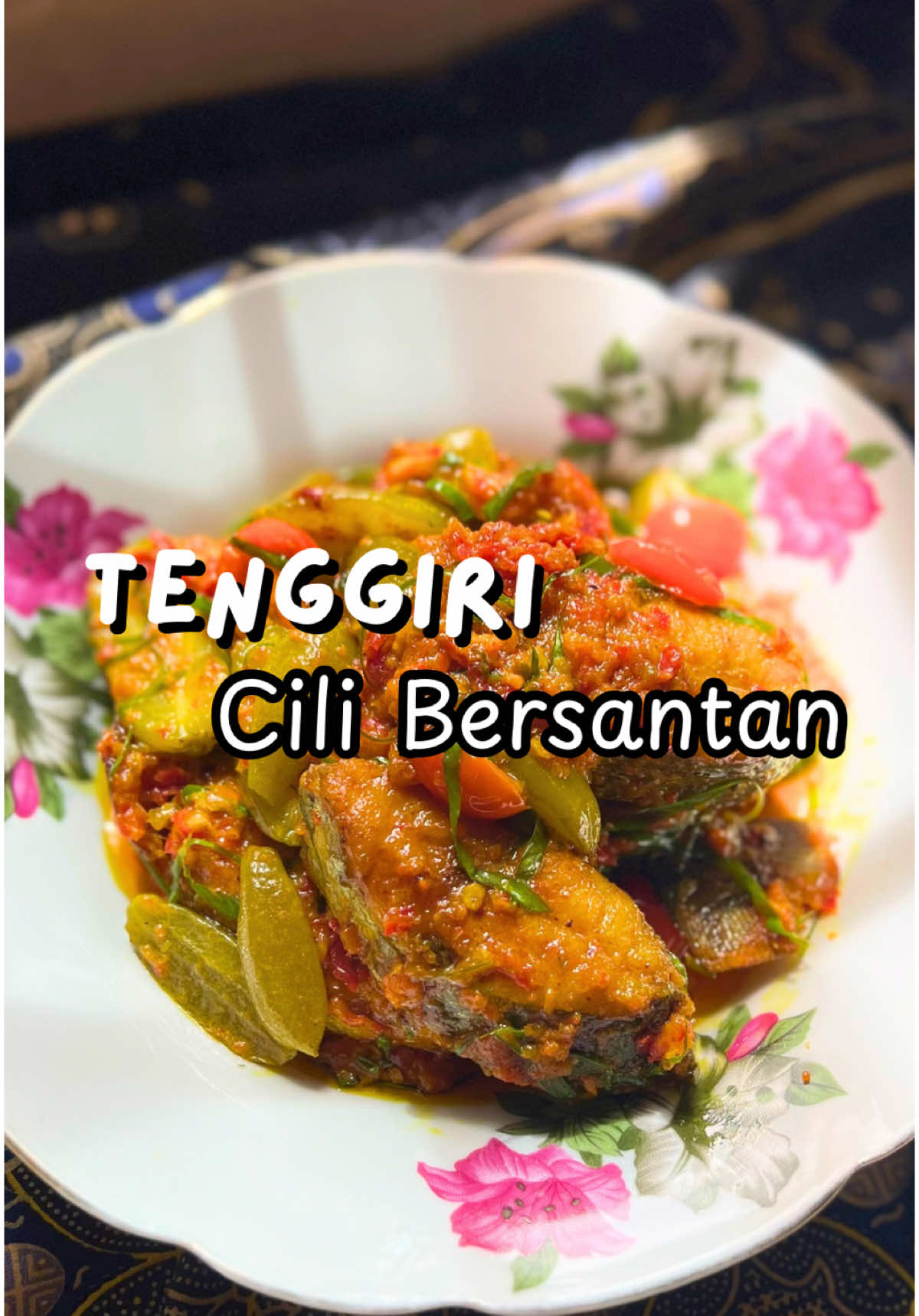 Menu hujung minggu kita harini, simple tapi buka selera kalian. Tenggiri Cili Bersantan! Siap ade terung belimbing perghh full of flavour jadinya! Pedas, masam, manis, berlemak! Cukup Rasa! Sok public holiday boleh la kalian cuba 🥰 Bahan - bahan  IKAN GORENG ▪️ikan tenggiri ▪️serbuk kunyit ▪️garam IKAN CILI SANTAN ▪️bawang merah - 1 biji ▪️bawang putih - 4 ulas ▪️cili padi - 15 biji ▪️lada merah - 2 biji ▪️kunyit - 1 inch ▪️serai ketuk - 1 btg ▪️asam keping - 1 pcs ▪️santan - 1 cup ▪️garam, gula, mushroom seasoning ▪️belimbing buluh ▪️ceri tomato ▪️daun kunyit Selamat Mencuba 🥰❤️ #millmasak #fyp #viral #laparketuw #Foodie #MYFoodie #Recipe 