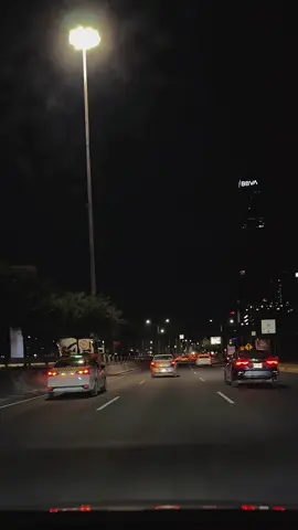 Sin prisa, pero sin pausa. #monterrey #noche #ciudad #manejando #josejose 