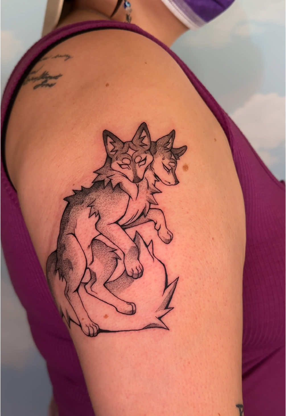 Absolutely loved doing this custom two headed coyote for @♊️ isa 🩷  Projects like this are my favorite thing to do! Thank you for the sweet chats :3  #furryart #furrytattoo #furryartist #furry #berkeley 