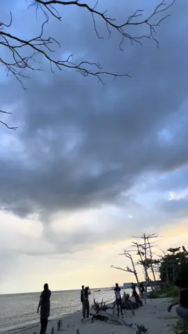 Pantai belakang bandara Balikpapan🏖️ -pantai paling bagus kalau mau lihat landing dan takeoff di Balikpapan #pantai #pantaivibes #balikpapan #kalimantan 