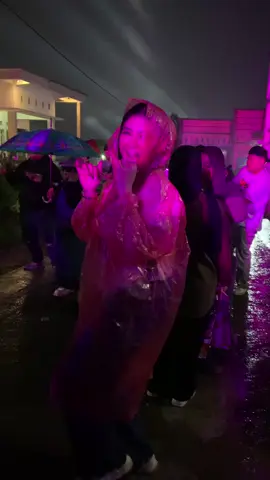 cece duro mantelan wo😁 tetep totalitas @nadyafirzana24 #dancersoftiktok #lewatberandafyp #malang24jam #soundsystemjawatimur #viraltiktok #trending #karnaval2025 #fyp 