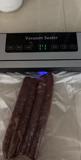 Vacuum sealer machine Food sealing machine Small household vacuum sealing machine for dry and wet dual-purpose food sealing and preservation#food #kitchen #vacuummachine #useful #save 
