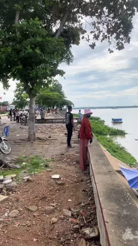 ក្មេងៗលេងទឹក សំណាងជួយទាន់