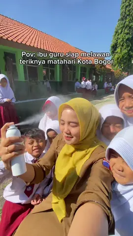 Sunscreen skintific mist SPF 50+ PA + + + lindungin muka ibu guru banget dari teriknya matahari bogor yg lagiii gak main-main inii🥵