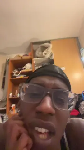 Trop drôle vous pensez que les policiers d’extrême droite ont posé un jour pour voir le match et se sont tapés contre leur collègue ? #stan #flops 