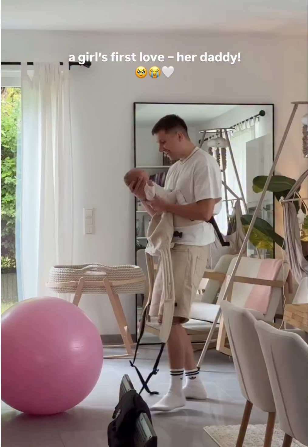 A girl's first love - her daddy!😭🥹🤍 Jedes Mal wenn ich euch zwei anschaue macht mein Herz Luftsprünge. Zu sehen wie du mit der Maus umgehst erfüllt mich so sehr mit Stolz und Liebe!🤍 Ich wusste es schon immer und bekomme es jetzt jeden Tag gezeigt: ich habe mir genau den richtigen ausgesucht. Nicht nur für mich, sondern auch für unsere kleine Prinzessin!😭🤍 Du warst und bist schon immer außergewöhnlich gewesen. Natürlich hast auch du deine Macken, wer hat das nicht? Aber an dir gibt's es nichts was ich nicht abgöttisch liebe. Die letzten 10 Jahre hast du mich auf Händen getragen und immer beschützt und ich weiß das wirst du unsere Tochter auch!🤍 Zoey weiß noch nicht, wie viel Glück sie mit dir hat, aber eines Tages wird sie realisieren und verstehen was ich ihr jetzt schon jeden Tag erzähle: „Papa ist der beste