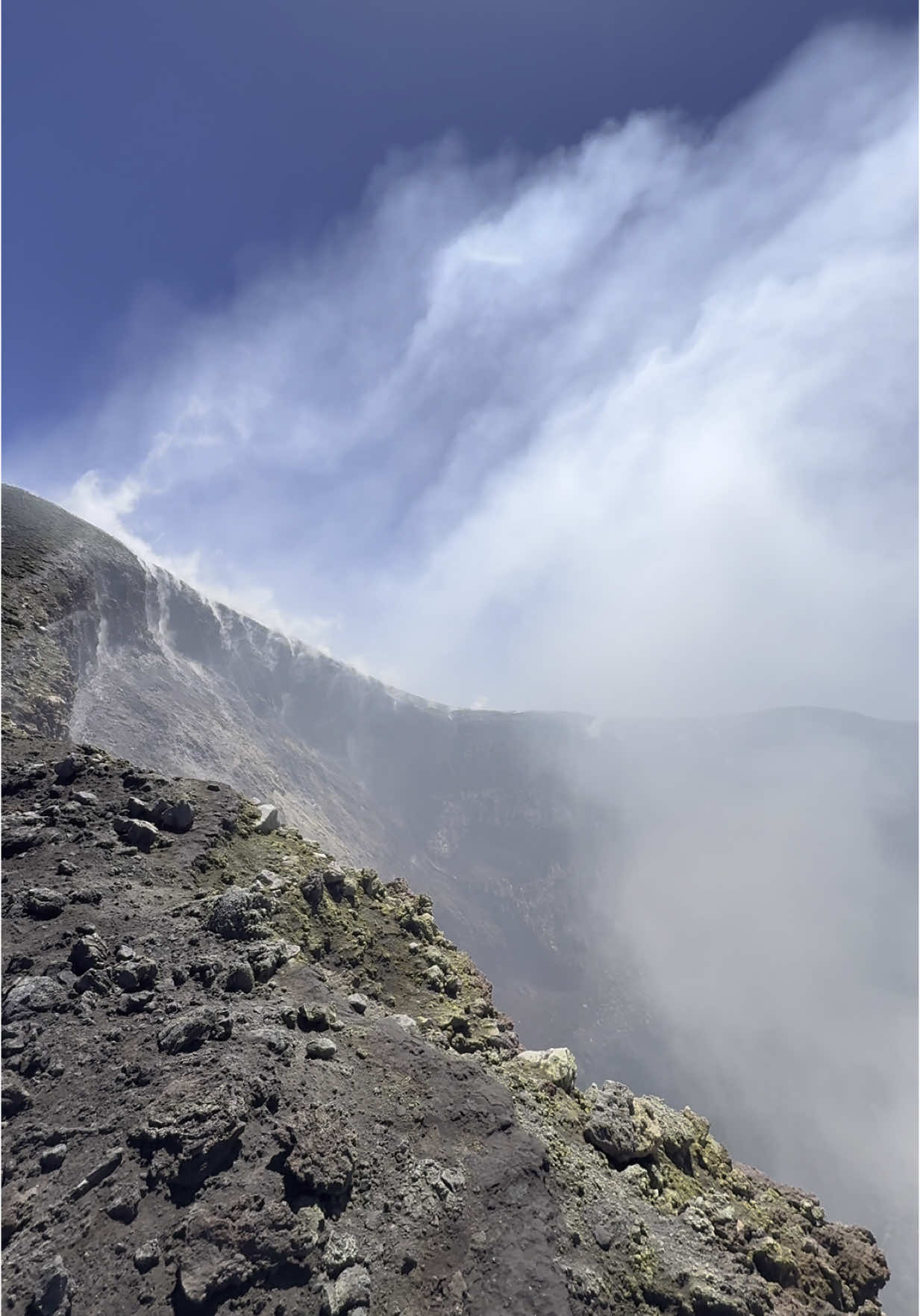 Ogni volta che arrivo su questo cratere, è come la prima volta. Sono passati 21 anni dalla mia prima volta in questo punto esatto… Eppure le emozioni, il fascino e l’energia dell’Etna sono sempre gli stessi. Adesso il mio obiettivo è trasmettere tutto questo a chi mi segue fino in cima. Se vuoi scoprire anche tu l’Etna da vicino, con chi lo vive ogni giorno: 🌐 Visita il sito delle @Guide Vulcanologiche Etna Nord 👉🏻https://guidevulcanologicheetna.it 📲 Prenota scrivendo su WhatsApp: +39 345 5741330 #E#EtnaM#MountEtnaE#EtnaVolcanoE#Etna2025E#EtnaNordC#CratereEtnaV#VolcanoCraterE#EtnaHikeV#VolcanoAdventureG#GuideVulcanologicheT#TrekkingEtnaE#EtnaExperienceV#VisitEtnaE#EtnaTourS#SicilyAdventureS#SiciliaDaVivereV#VolcanoLoversN#NaturePowerV#VulcanoAttivoE#Etna360T#tiktoktravelT#TravelVibesEmozioniInVetta 