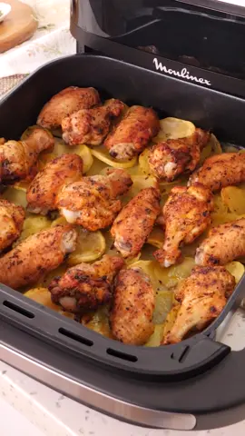 Prepara unas irresistibles alitas de pollo con patatas en freidora de aire ¡y cocina a tus anchas! 🍗💕  Gracias a la Moulinex Easy Fry XL Surface, ahorrarás espacio en tu cocina y cocinarás de forma más rápida y cómoda gracias a su gran superficie. Una receta fácil, sabrosa y perfecta para disfrutar en familia ¡No te la pierdas! 😁👌 15% de descuento con el código COCINAPARA15MLX en moulinex.es  Ingredientes:  1 kilo de alitas de pollo  4 patatas medianas  Sal al gusto  Pimienta molida al gusto  1 cucharadita de ajo en polvo  1 cucharadita de orégano  1 cucharadita de pimentón dulce  ½ cucharadita de comino molido  Zumo de ½ limón  1 chorrito de aceite de oliva  1 chorrito de agua 📲 ¿Te animas a probarlas?   #alitas #pollo #airfyer #Moulinex #EasyFryXLSurface #cocinaparatodos #publi  