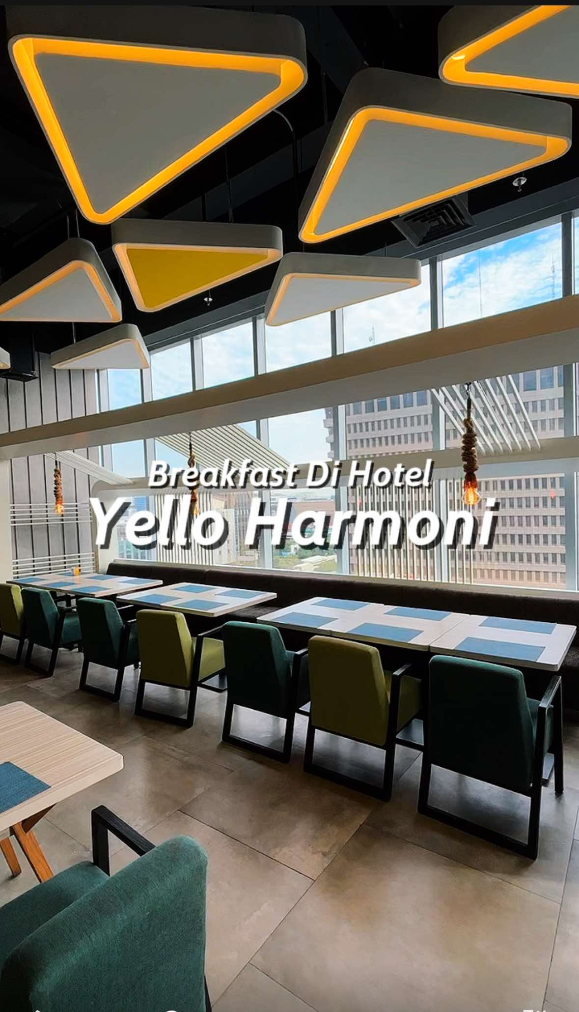 Fix ini restoran hotel top tier yang paling gue demen dari segi design cakep, warna nya fresh, makanannya variatif sumpah minimal cobain deh sekali aja staycation @Yello Hotel Harmoni bener2 fresh banget dari konsep hotelnya.. nah kalo mau kesini booking di @tiket.com guys masukin kode promoku TTCSTAY73 buat dapetin cashback up to 50% ya #masgie #staycation #semuaadatiketnya #travelcreatortiketcom