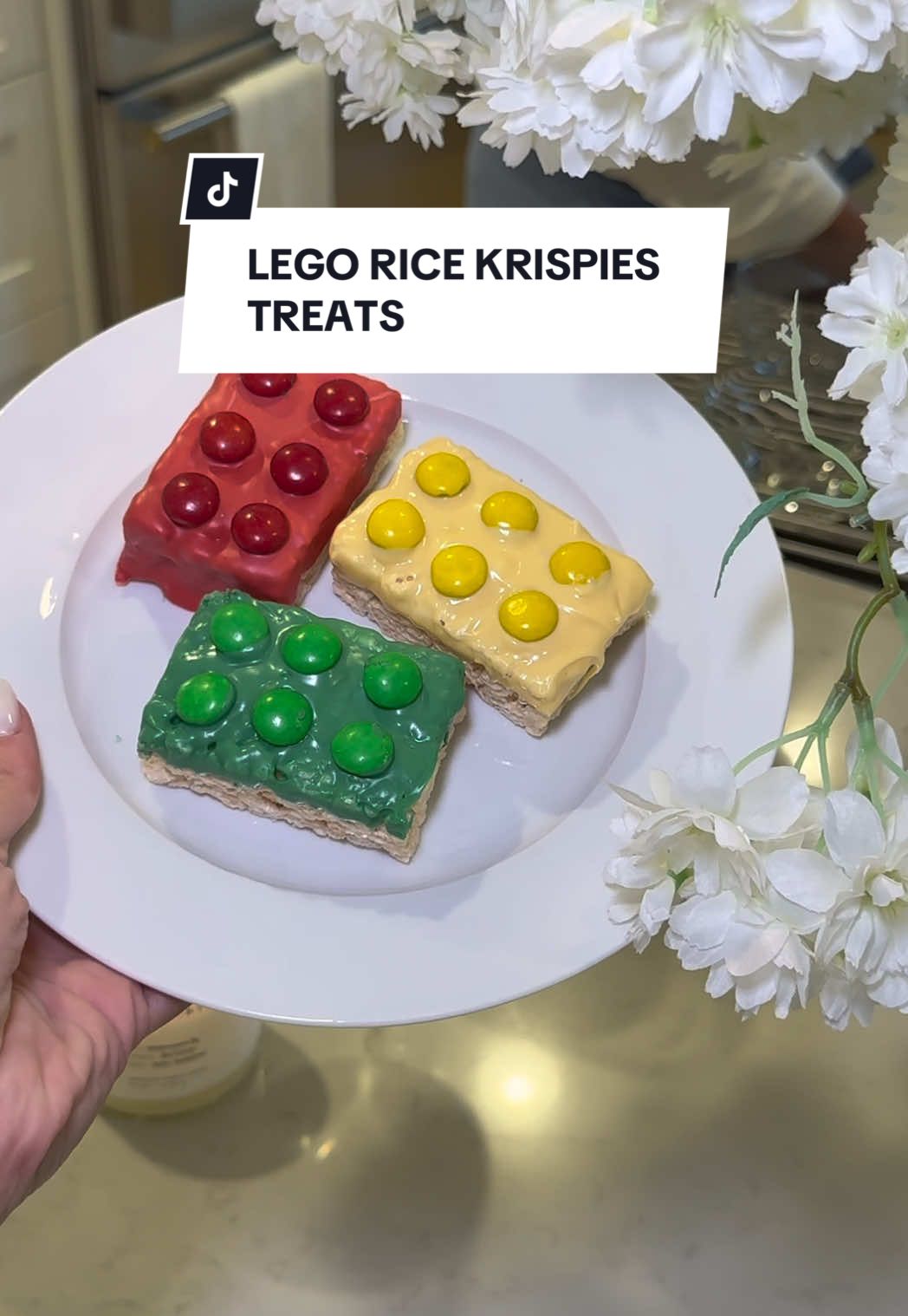 These Lego treats would be so cute for a Lego themed party, so easy to make. #lego #easydessert #party #dessert 