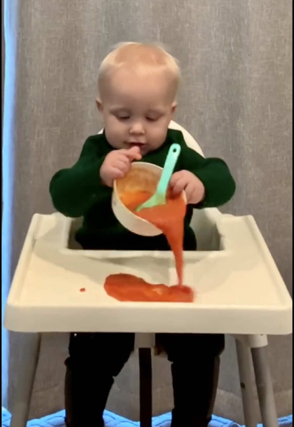 Marre des repas gâchés et des nettoyages sans fin ?  On connaît tous ce moment où bébé fait tomber son assiette… encore une fois. Mais ça, c’était avant ! ✨ Avec le bol anti-renversement Little Bee, vos repas deviennent plus sereins : ✔️ Reste stable, même quand bébé s’agite ✔️ Encourage l’autonomie sans dégâts ✔️ Parfait à la maison ou en balade grâce à son couvercle Parce qu’un repas en famille, c’est fait pour se régaler — pas pour nettoyer 💛 #babyfood #babytiktok #babyhacks #babyhack #babygift #babygiftideas #babygifting #cadeaubébé #cadeaubebe #maternité 