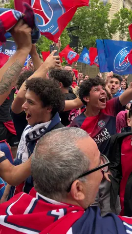 👀 Bien que la parade n’ait pas commencé, c’est déjà le feu sur les Champs-Élysées 🔥 #PSG  #Parade #beinsports #champselysees #football #ldc #champions 