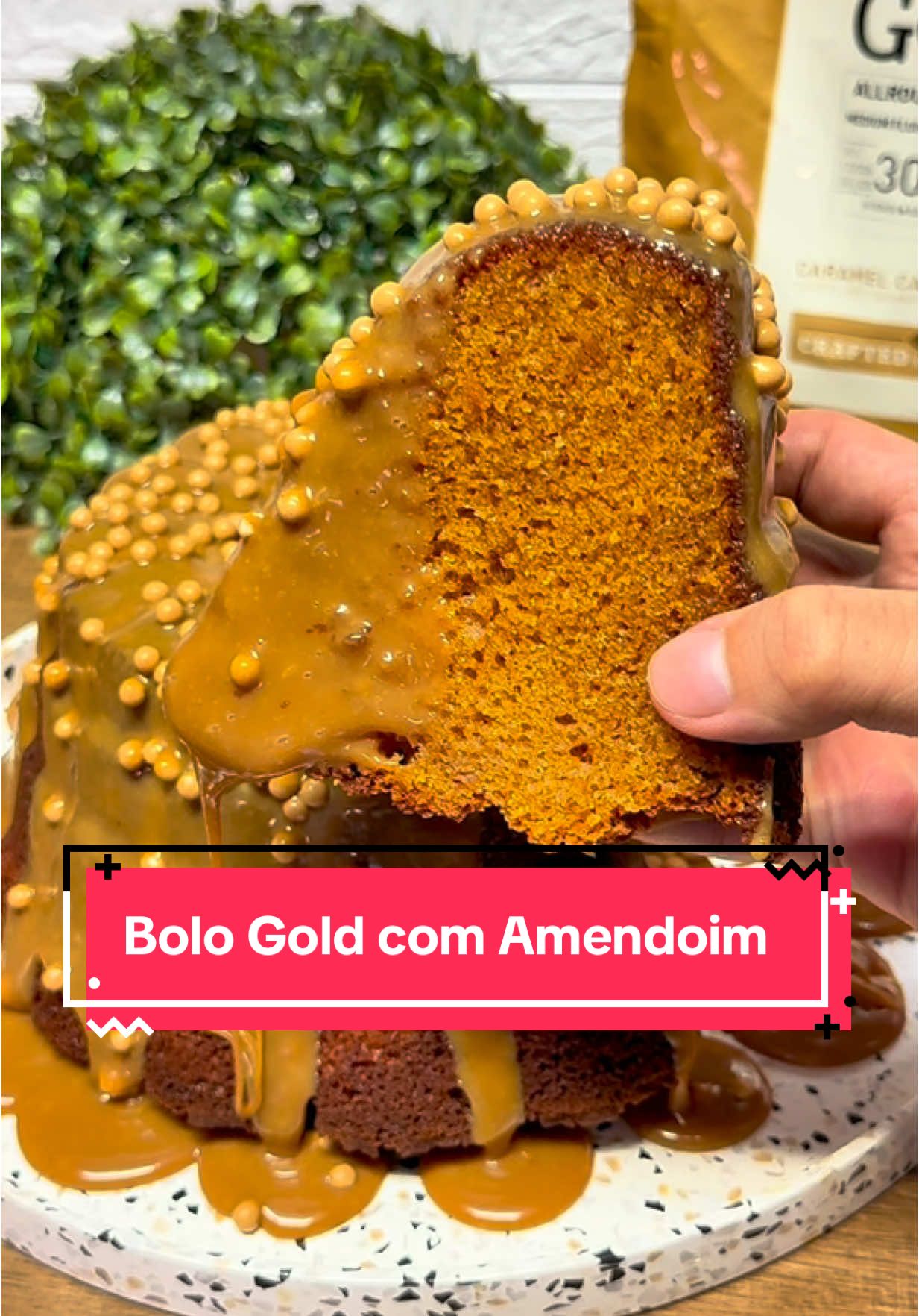 Tem festa junina, sim senhor!  E nada melhor do que um bolo de amendoim pra deixar tudo ainda mais gostoso...  Perfeito pra aquecer o coração e adoçar o arraiá! Bora aproveitar essa delícia junina? Ingredientes: - 4 ovos tipo extra - 466g doce de leite - 200g açúcar refinado - 200g manteiga sem sal - 240ml leite de amendoim - 200g farinha de trigo - 120g amendoim torrado sem sal - 15g fermento químico em pó - 80g chocolate gold Callebaut - 200g leite condensado - 200g creme de leite UHT - 100ml leite de amendoim - 30g pasta de amendoim - 150g chocolate gold Callebaut