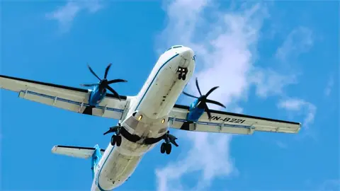 Máy bay cánh quạt giữa năm 2025 Máy bay VN-B221 là một chiếc ATR 72-500 (ATR 72-212A) do hãng Vietnam Air Services Company (VASCO) vận hành. Đây là dòng máy bay cánh quạt tầm ngắn phổ biến tại Việt Nam, đặc biệt trên các đường bay đến Côn Đảo, Cà Mau và các tỉnh miền Tây.  ⸻ ✈️ Thông tin chi tiết về VN-B221: 	•	Loại máy bay: ATR 72-500 (ATR 72-212A) 	•	Số đăng ký: VN-B221 	•	Số hiệu sản xuất (MSN): 892 	•	Động cơ: 2 × Pratt & Whitney Canada PW127M 	•	Ngày bàn giao: 29/11/2009 	•	Đơn vị vận hành hiện tại: VASCO (thuộc Vietnam Airlines Group) 	•	Đơn vị vận hành trước đây: Vietnam Airlines (đến tháng 2/2017)    ⸻ 📍 Lịch sử hoạt động gần đây: VN-B221 thường xuyên khai thác các tuyến bay ngắn như: 	•	Côn Đảo (VCS) ↔ TP. Hồ Chí Minh (SGN) 	•	Cà Mau (VVCM) ↔ TP. Hồ Chí Minh (SGN)   Ví dụ, vào ngày 1/6/2025, máy bay thực hiện chuyến bay VN8090 từ Côn Đảo đến TP. Hồ Chí Minh, cất cánh lúc 05:49 và hạ cánh lúc 06:55.  