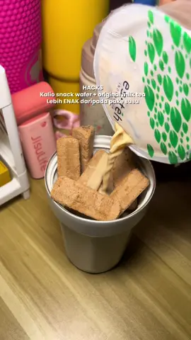 Hacks makan kalio wafer snack, lebih enak daripada pakai susu cokelat. #kalio #snack #wafer #hack #cemilanviral #viralvideo 