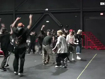 enhypen vibing with the back dancers🔥 ASIK BGT KAYAKNYA😭 #enhypen #heeseung #jay #jake #sunghoon #sunoo #jungwon #ni_ki #fyp 