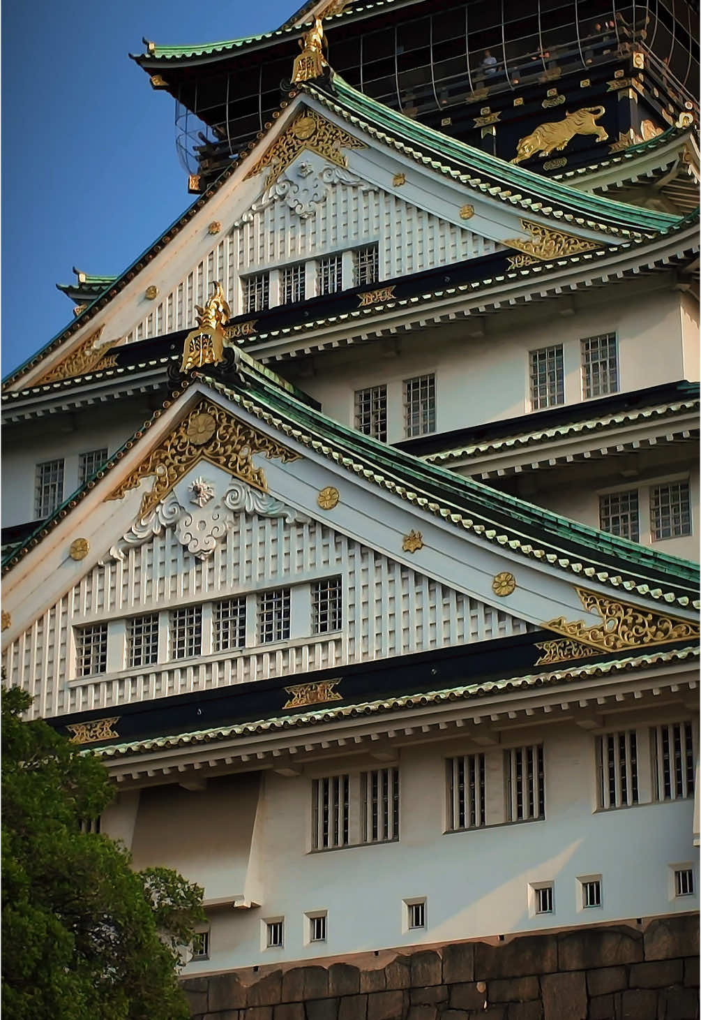 🏯✨ Uno de los castillos más famosos de Japón… ¡en el corazón de Osaka! Rodeado de murallas y un parque enorme. El castillo de Osaka mezcla historia, naturaleza y arquitectura en pleno centro de la ciudad. 📍Accesible, impresionante y ¡perfecto para tus fotos en Japón! ¿Lo tienes ya en tu lista de lugares por visitar? 🇯🇵👘 #Japan #japon #japanreel #osaka #osakacastle