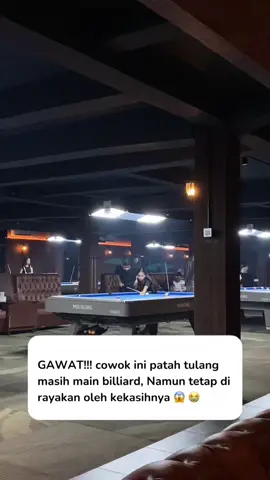 Definisi laki-laki dirawat bagai raja... Meski tangan patah, tetap ditemani sang ratu di meja billiard 💘🎱 #surabaya #tempatbilliardsurabaya #plazamasurabaya #mrsung #scbdbilliard #surabayahits #billiardindonesia #viral #fyp 