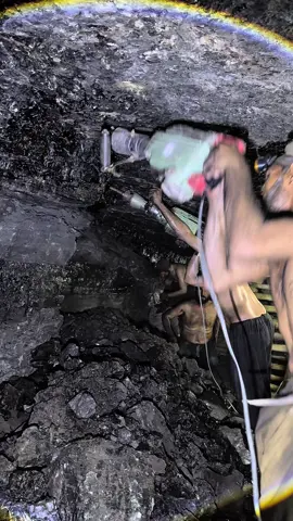 blackfiamond mining in extreme heat and low oxygen underground 3000m #Minecraft #mining #undergroundmining #diamondmining #blackdiamond 