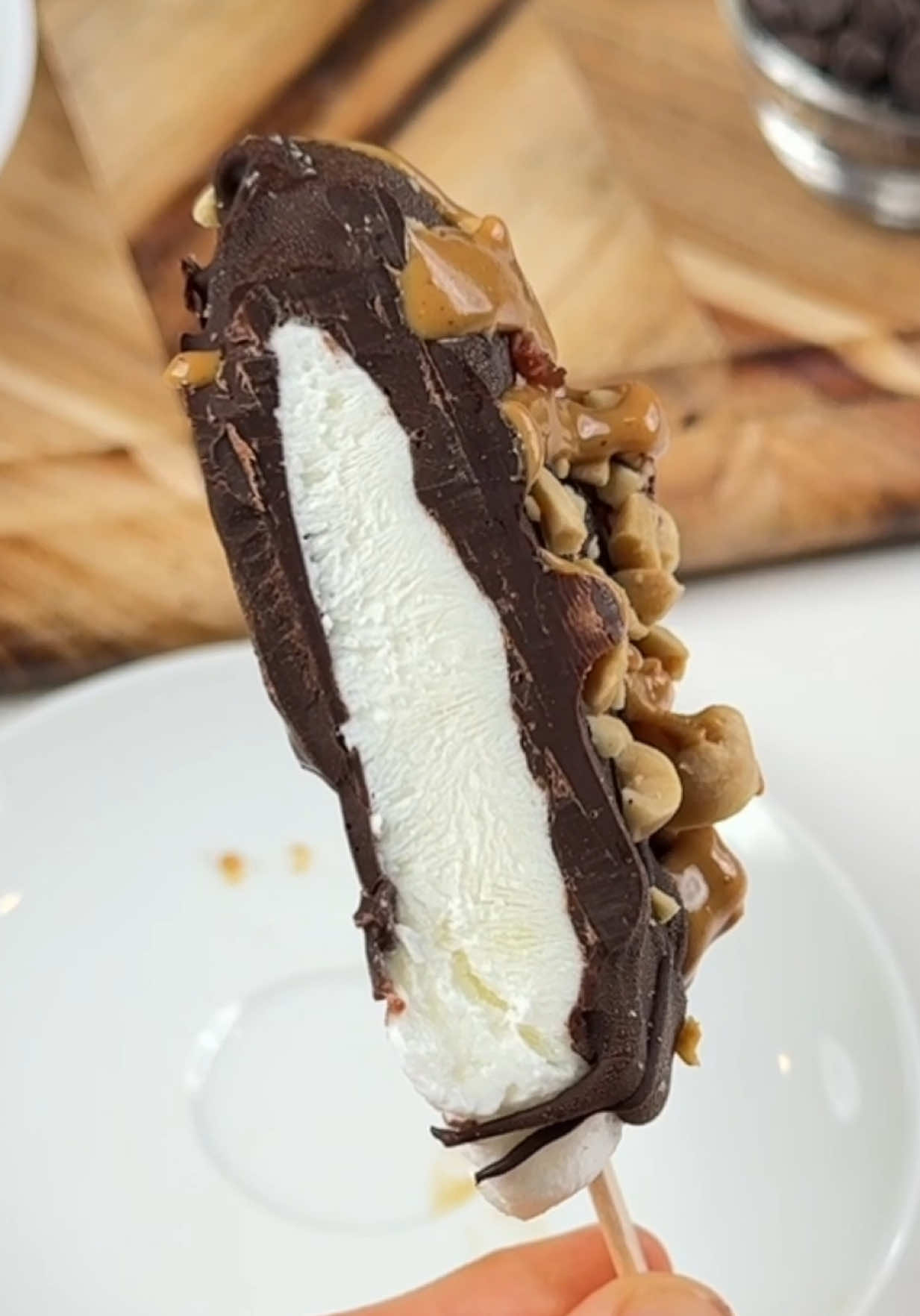 Say “YUM” if you would eat these Frozen Yogurt Ice Cream Bars 🍫🍦🤤 What you need: 1 cup of high-protein yogurt Melted sugar-free chocolate Crushed peanuts Peanut butter How to make it: 1. On parchment paper, scoop your yogurt on 2-3 popsicle sticks and freeze until solid. 2. Dip each bar in the chocolate. 3. Add crushed peanuts and a drizzle of peanut butter. Let them chill and enjoy!