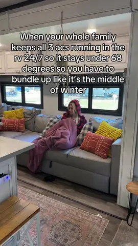 I’m freezing in this rv #rv #rvlife #rvliving #cold 