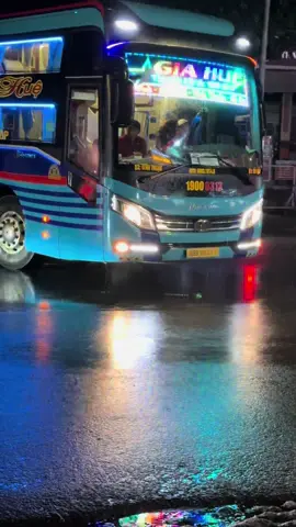 Vẫn là siêu phẩm chị đẹp Kiên Giang 68B01311 mượt mà xinh đẹp với màu xanh trong trẻo trong mưa đêm nha cả nhà yêu 🌧️💦💧☔️🩵👍#xekhachgiahue68 #xekhachgiahue #68kiengiang #kiengiang68 #kiengiang #kiengiangquetoi #xekhachvietnam 
