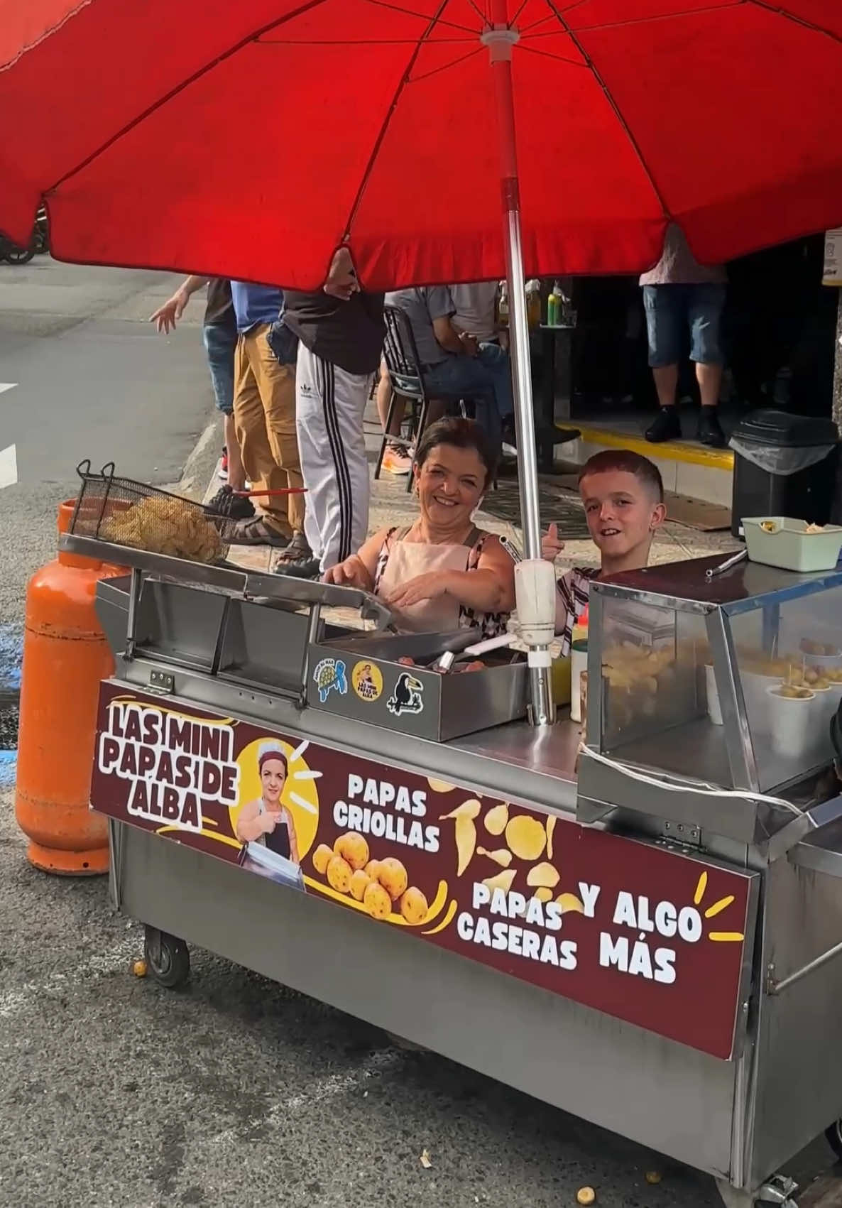 Las mini papas de Alba 😋 #medellin #sanantoniodeprado #pradito #recomendacion #probandocomida #foodies #banago #risas #comidacallejera #foodstreet #reelviral #papacriolla #chorizo #butifarra #fritos #embutidos 