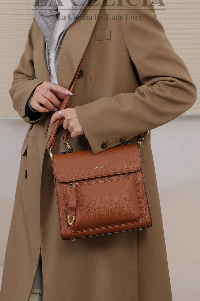 Três usos em uma bolsa! 👜 Pode ser usada como mochila, de lado ou na mão, perfeita para o dia a dia.  #foryou #minhalacelore #modabrasilera🇧🇷 #laceloremoda #TikTokFashion #lacelore #lacelorebolsas #laceloremochila 