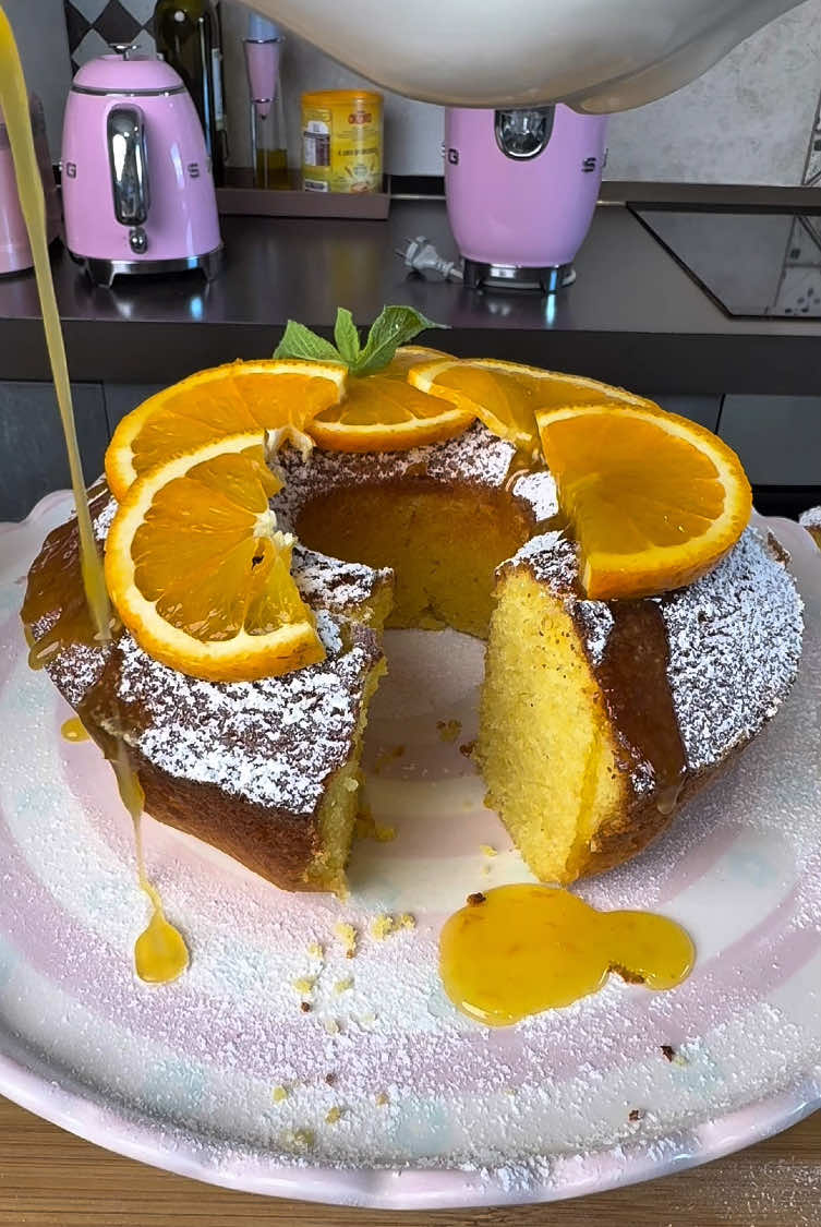 Ciambella all’arancia Ragazzi, è venuta una meraviglia! Soffice, profumata e super agrumata… l’ho fatta con le arance fresche e il risultato è spettacolare! Ingredienti: 	•	3 uova 	•	180 g di zucchero 	•	80 g di olio vegetale 	•	200 g di succo d’arancia fresco 	•	Scorza grattugiata di 1 arancia non trattata 	•	240 g di farina 00 	•	6 g di lievito per dolci 	•	1 pizzico di sale 	•	Zucchero a velo q.b. 	•	Fette di arancia fresca per decorare Per la glassa: 	•	120 g di zucchero a velo 	•	3 cucchiai di succo d’arancia fresco 	•	1 cucchiaino di scorza di arancia grattugiata Preparazione: Per prima cosa, preriscaldiamo il forno a 180°C per 10 minuti. Poi abbassiamo a 170°C. In una ciotola capiente, sbattiamo le uova con lo zucchero fino a ottenere un composto chiaro, gonfio e spumoso. Versiamo l’olio, il succo d’arancia e la scorza grattugiata, e continuiamo a mescolare con le fruste. Setacciamo la farina, il lievito e un pizzico di sale direttamente nel composto. Con una spatola, incorporiamo gli ingredienti secchi con movimenti delicati dal basso verso l’alto, per non smontare l’impasto. Ungiamo e infariniamo uno stampo a ciambella, versiamo l’impasto e livelliamo leggermente. Inforniamo a 170°C per circa 30–35 minuti. Facciamo sempre la prova stecchino! Una volta cotta, lasciamo raffreddare bene, sformiamo la torta e la decoriamo con zucchero a velo e fette di arancia. Per la glassa, mescoliamo bene lo zucchero a velo con il succo d’arancia e la scorza grattugiata, fino a ottenere una crema liscia. Versiamola sulla nostra ciambella fredda. …y, a disfrutar… buon appetito! 🍊🍊🍊