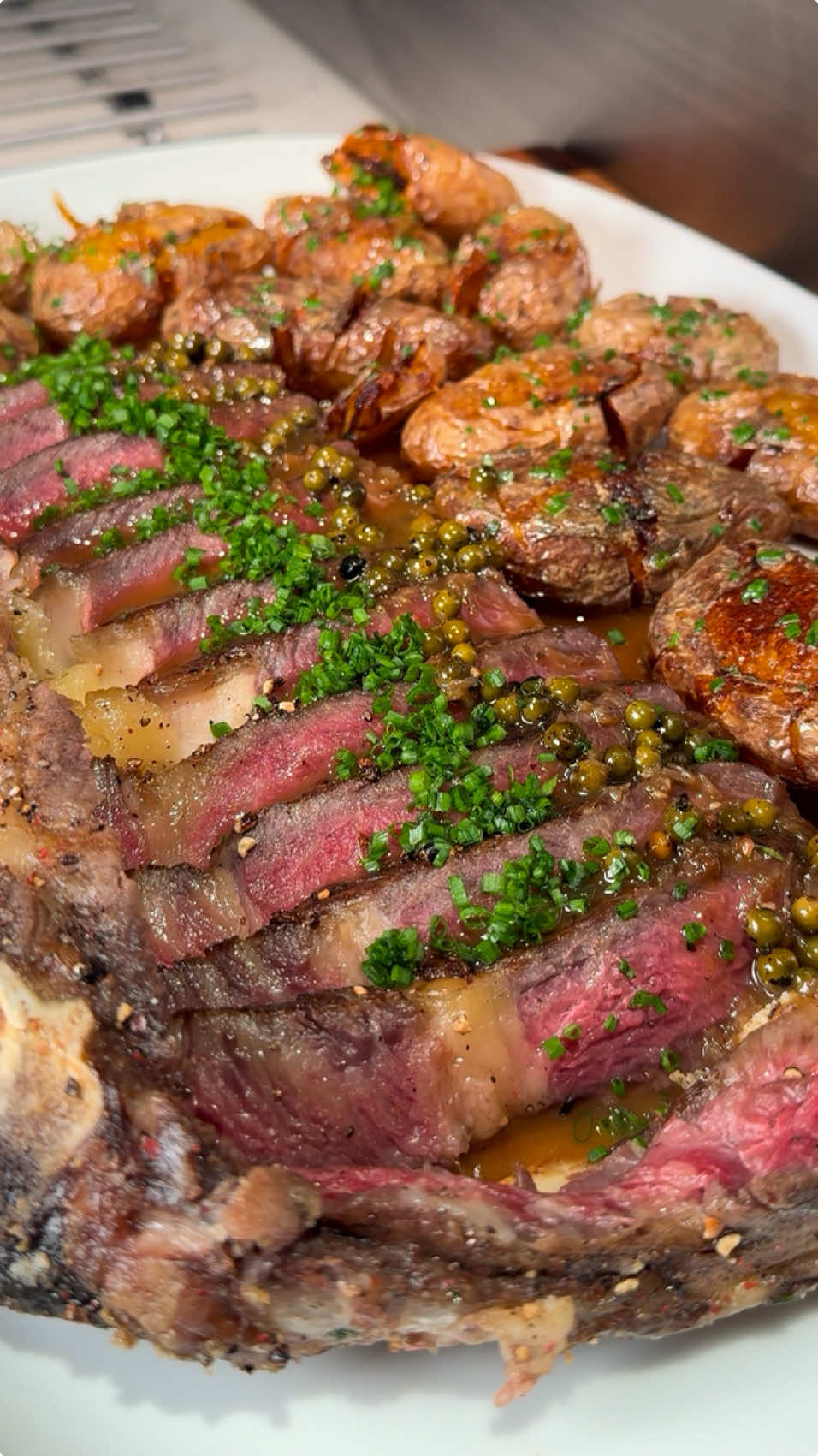 Steak with peppercorn sauce and crispy smashed potatoes - full recipe now up on Subatack, link in bio! 🥩🤝🏽 #steak #EasyRecipe #EasyRecipes #asmrfood #FoodTok #cooktok #datenight #wagyu #comfortfood #DinnerIdeas #dinnertime 