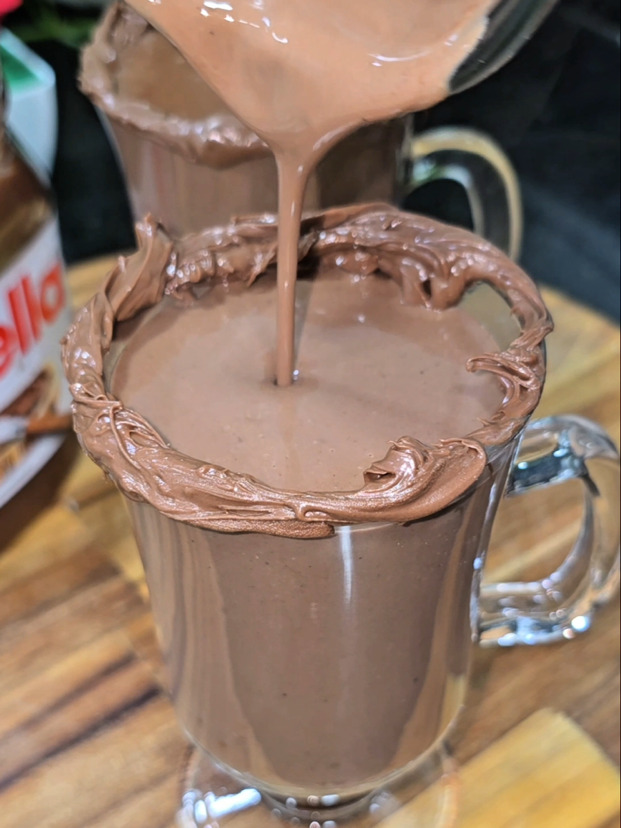 Chocolate 🍫 quente cremoso  1 caixinha de creme de leite  100g de chocolate  3 colheres de chocolate  2 colheres de leite em pó  500ml de leite Gostou?  Salva  ✅ Curte 👉🏼 Comenta ✍️ Compartilha 🔗 #comofazer #chocolate #chocolatequente #culinária #frío #chocolatelover #chocolategourmet 