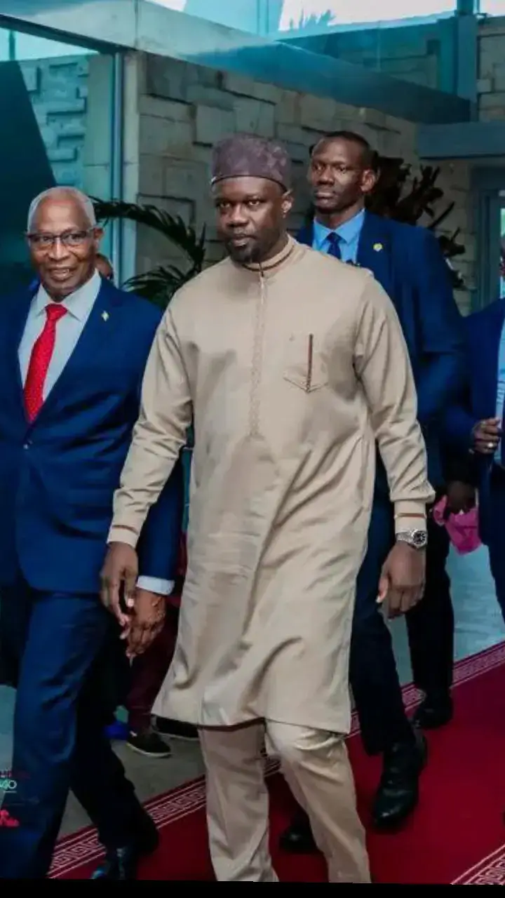 Le Premier ministre Ousmane SONKO est arrivé ce dimanche 1er juin 2025 en Guinée. À son arrivée à l’aéroport international Ahmed Sékou Touré de Conakry, Il été accueilli par son homologue guinéen, Monsieur Amadou Oury Bah.