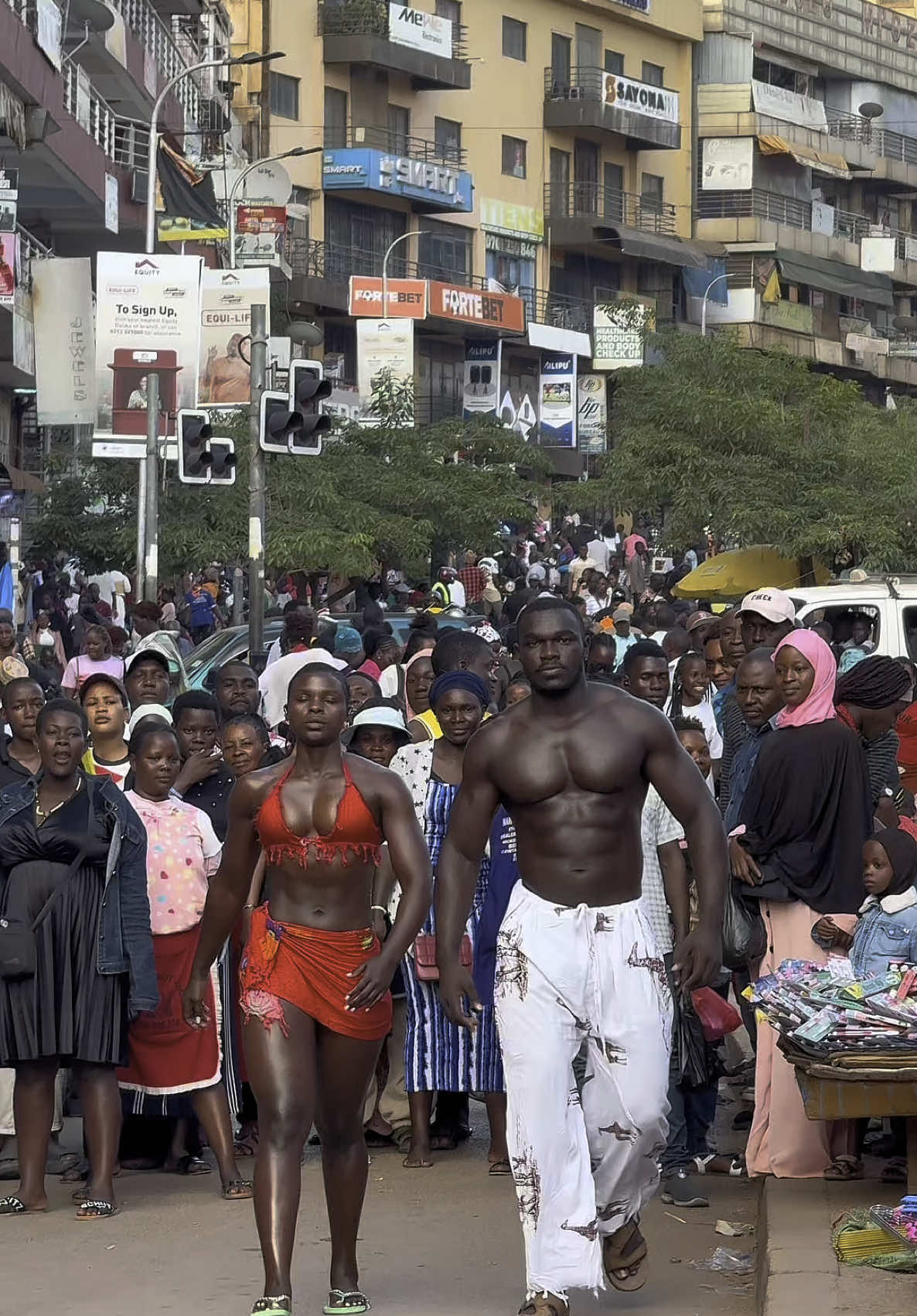 Bodybuilders in public reactions 😳🙆🏽‍♂️#fyp #melanin #gymnastics #Lifestyle #model #confidence #xyzcba #blackmen 