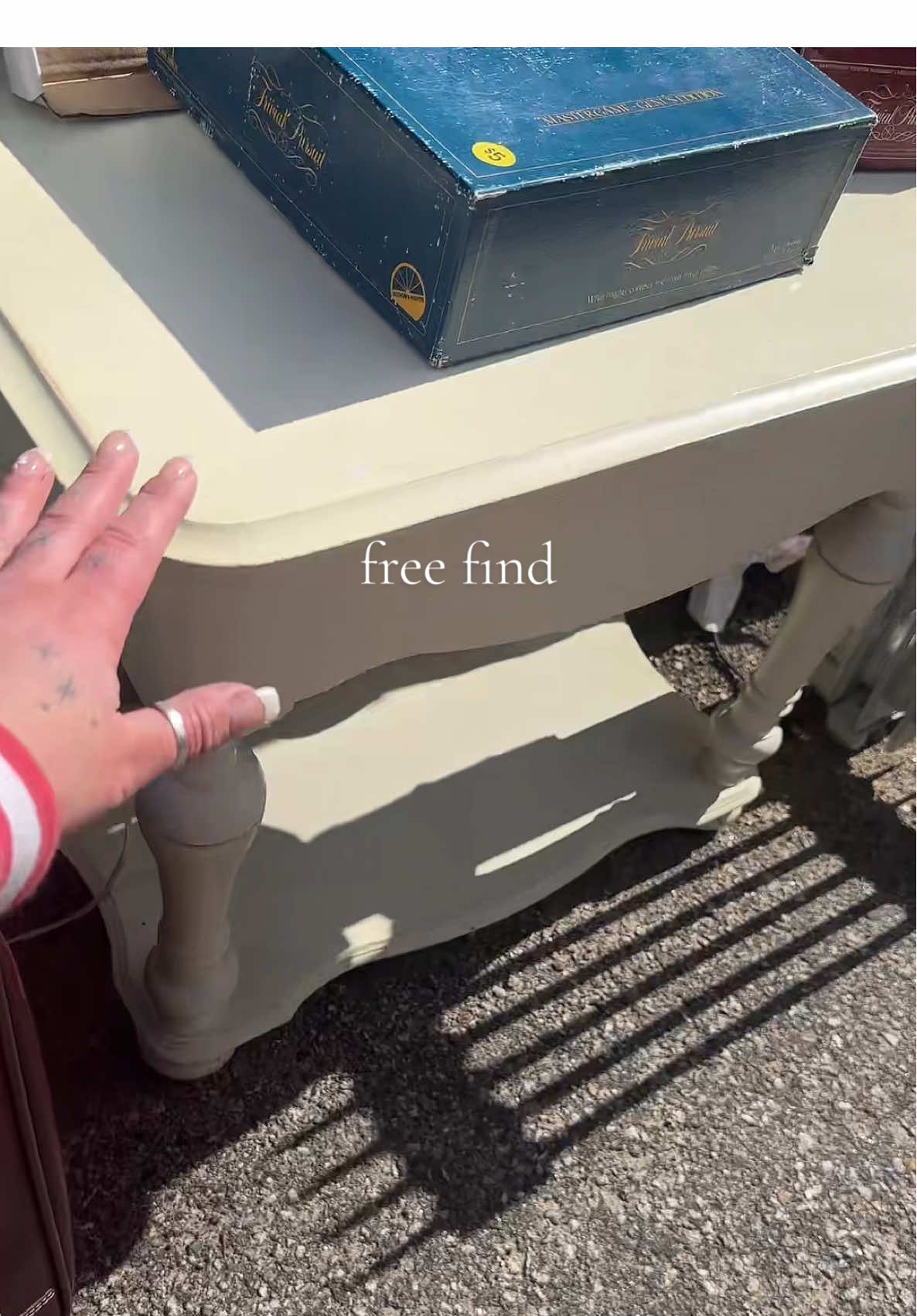 yard sale number two turned into a free lot but i’m not mad about itttt. #yardsale #yardsalefinds #free #lot #freelot #freefinds #secondhand #secondhandfinds #ilovefree #freeisforme #foryoupage #fyp 