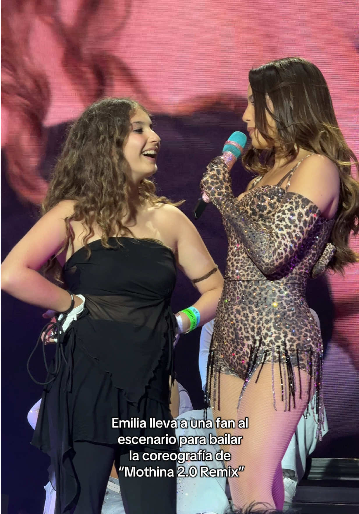 Emilia ha fatto salire una fan sul palco per ballare una sua coreografia e il risultato è WOW 🥵✨ #emiliamernes #emiliatour2025 #emiliamerneslive #emilia 