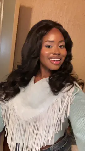 let’s get into this hair, makeup and baby blue fringe looooook😍😍😍