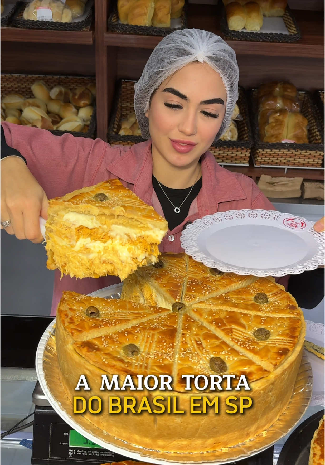 A MAIOR TORTA DE SP!! 😍😱 Fomos navegar na @padaria.novaimperio, responsável por criar essa torta absurda e sem dúvidas a maior que já vimos na vida!! 🥧 Os valores das fatias das tortas são de apenas a partir de 💲20,00. Da para acreditar?? 😋 CURTIU? Então já marca o @ que vai te levar!! 🔥🔥 🥖@padaria.novaimperio 📍Avenida General Penha Brasil, 1385 - Vila Nova Cachoeirinha, SP *Publi