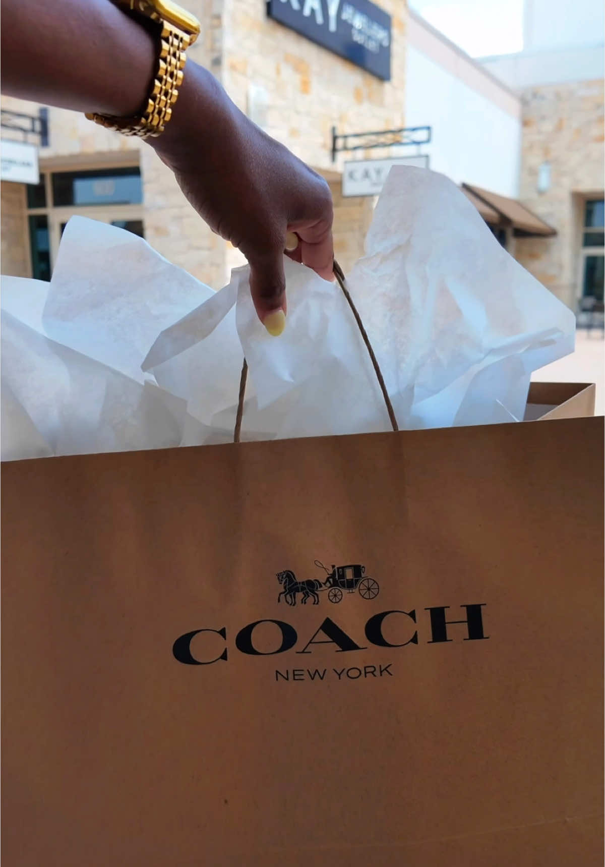 Coach has been killing it lately,  went to the outlet for a summer bag in cream and left with a fave 👀✨ #coachshoulderbag #coachbags #coachtabbybag #coachoutletbag #coachmollie 