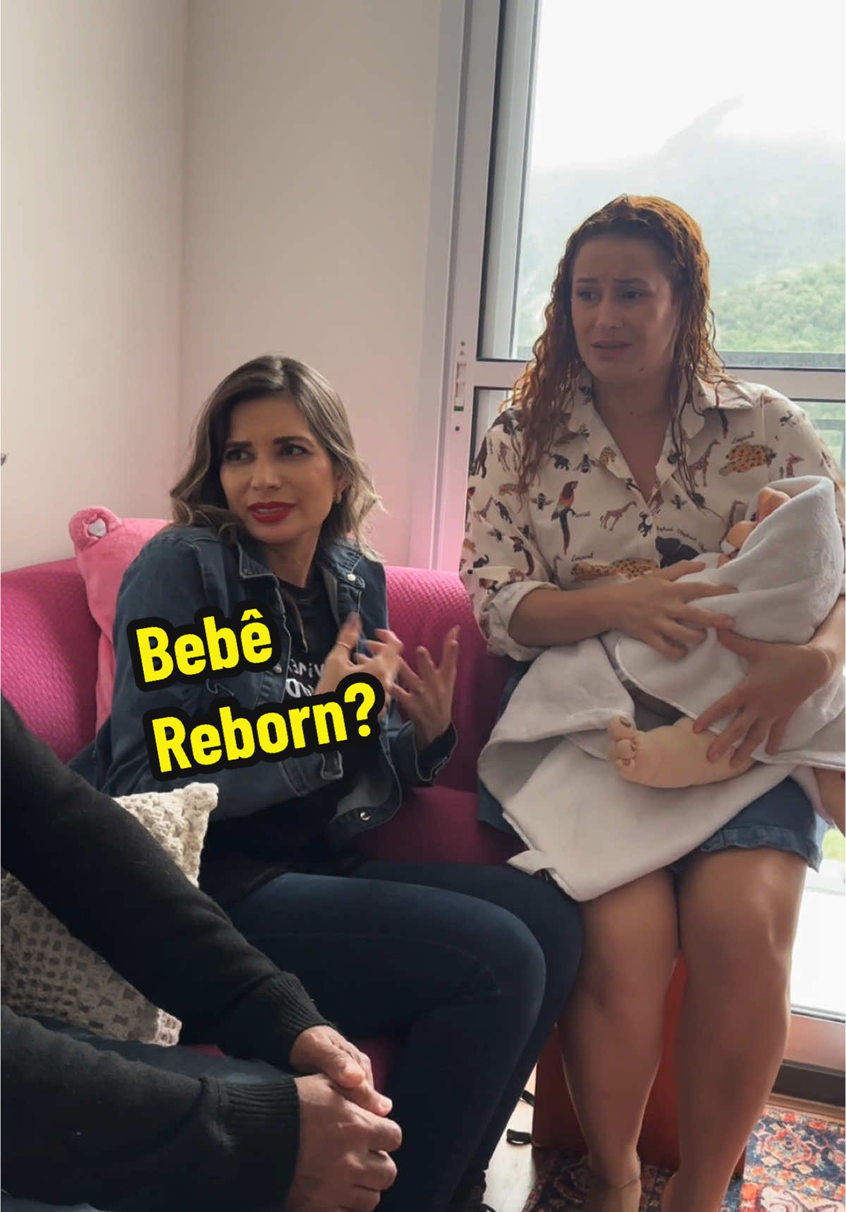 Quem nunca brincou de ser mãe ou pai quando era criança? A gente pegava um boneco, enrolava numa fraldinha e saía dizendo que era nosso bebê. Hoje em dia, tem bebê reborn que parece de verdade! Mas o meu reborn da época era outro… ⠀ Era o Baby Sauro mesmo — e eu achava o auge da maternidade! 😂🍼🦖 Quem aí também teve esse “bebê”? #anos90 #babysauro #nostalgia #infânciaraiz #BonecosDaMinhaÉpoca 