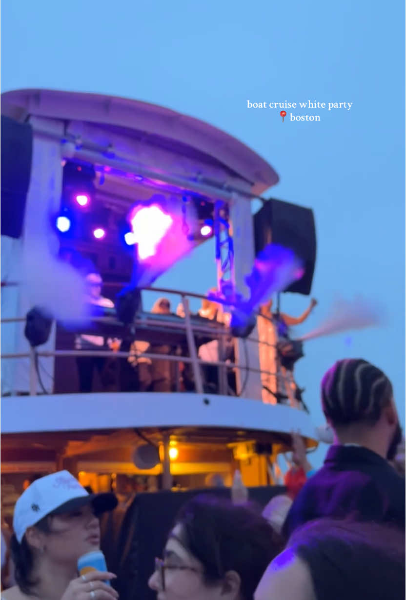 ⚓️🛥️🥂🫶 #seaportboston #bostontiktok #boston #boatcruise #whiteparty #newengland 