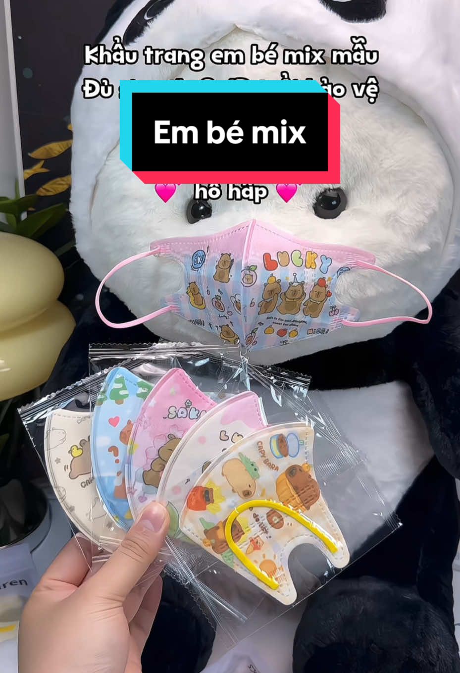 Các Mom nên chuẩn bị kĩ lưỡng cho các bé khẩu trang khi đi ra đường để bảo vệ làn da của bé và tr.ánh khỏi các bệnh về đường hô hấp nhé💞💞💞 #khautrang #khautrangembe #khautrangchobe #khautrangchobesosinh #khautrangvaiuv #khautrangvai #khautrangvaichongtiauv #khautrangvaichobe #khautrangchongnang #khautrangchongtiauv 