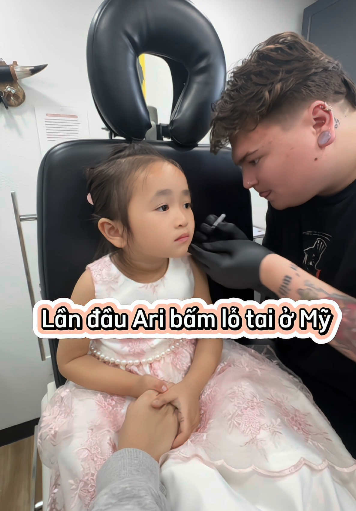 Nghỉ hè có gì zui 😆 #hoangkimcuocsongmy #fyp #xuhuong #earpiercing #TungKimAriJuni #cuocsongomy #foryou 