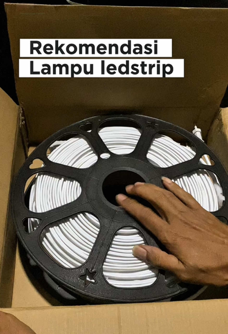 Banyak pilihan warna.  Lampu led strip 1 roll panjang 100 meter. Sudah waterproff dan bisa dipotong per 1 meter.  #lampuled #ledstrip #lampuwarnawarni #lampuplafon #lampudekorasi #promoguncang66 