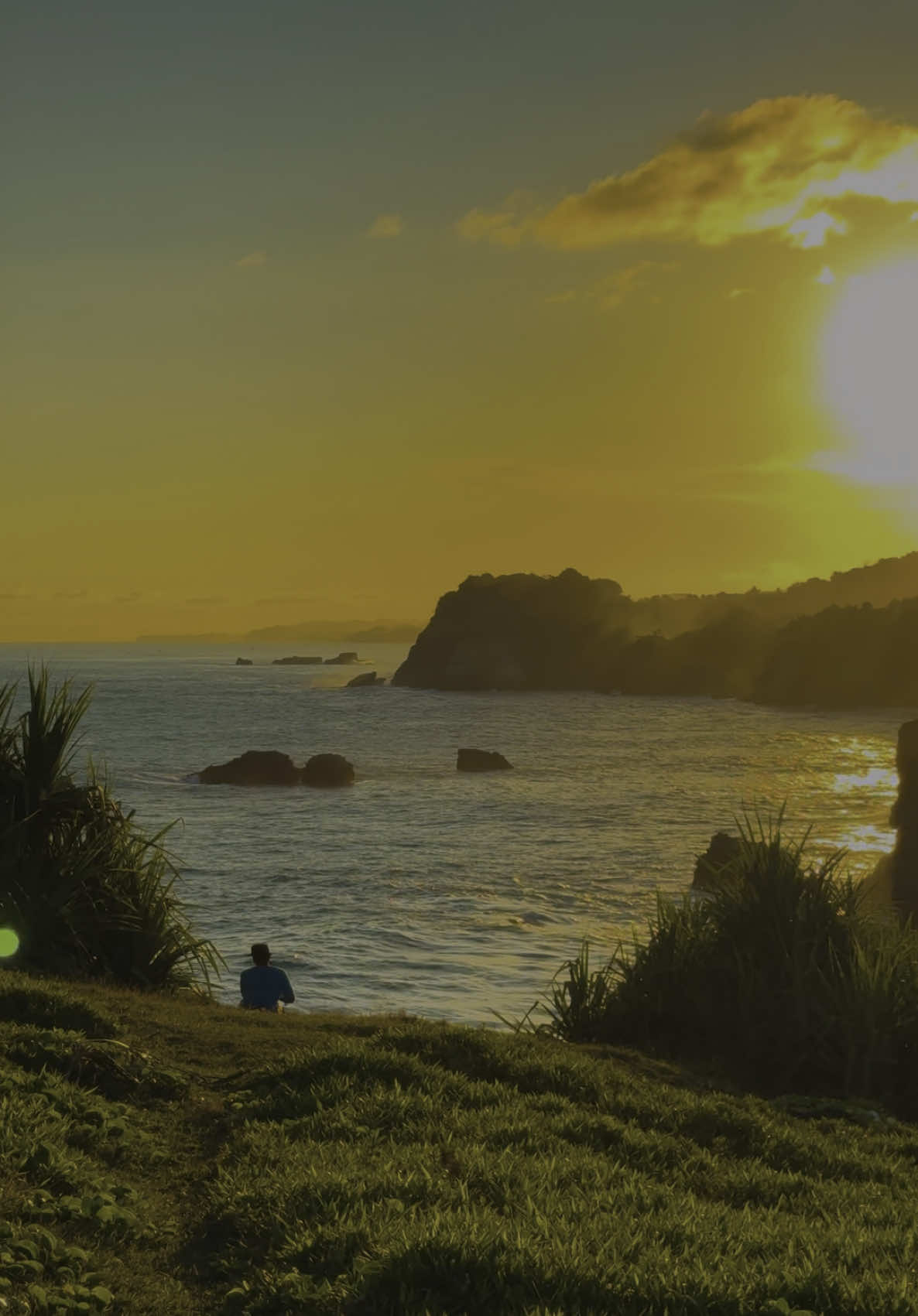 Kalau video ini fyp dan banyak dikunjungi, semoga tetap terjaga kebersihannya ✨ #karangbolong #pacitan #sunset 