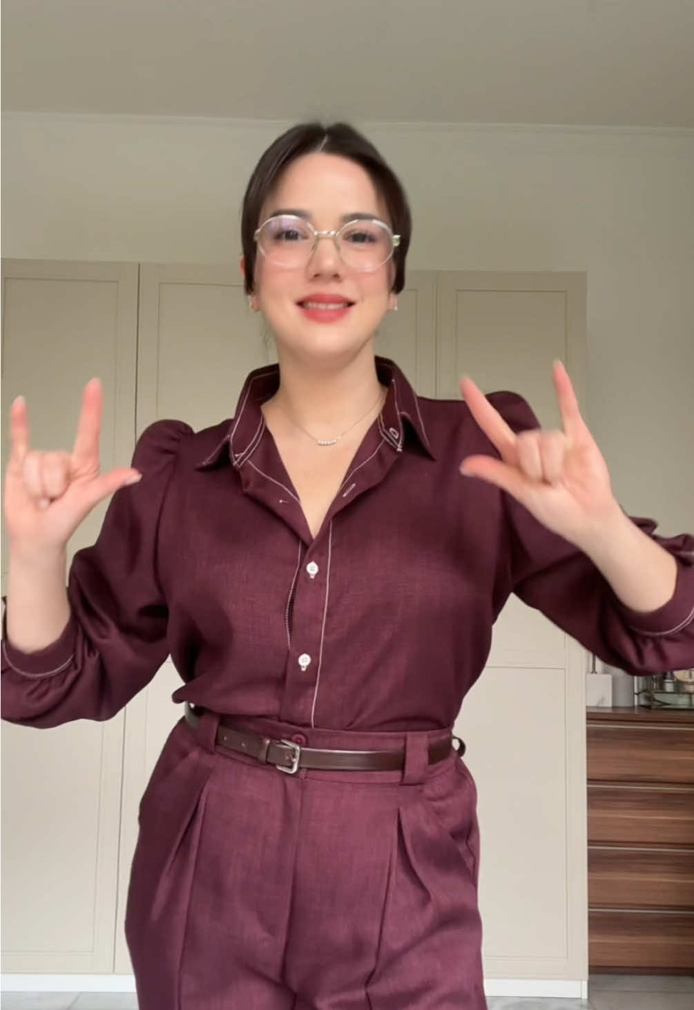 Bestie!!! Jangan lupa pasang alarm dari sekarang juga🔥 Valsa Shirt & Bria Pants launching hari Rabu 04 Juni 2025 jam 7 pagi, kudu satset biar warna incaran kalian ga kehabisan 😘
