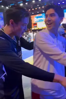 โค้ชมาดูแลลูกศิษย์ของเค้า น่ารักเอ็นดู เด็กๆรายล้อมสลับกันถาม พี่กระทิงกับเด็กๆ 😍🏀🖤พี่ทองน่ารักมากให้กำลังใจน้องๆ 💕พี่ทิงควงธง 🤣🤣🤣🤣พี่ทิงคือโคตรจะโค้ชทีมเยาวชนจริงๆ 🥹 เอาเข้าจริง พี่กระทิงก็เป็นคนร้อนนะและสุดตัวเสมอเวลาอยู่ในสนามแต่พอเป็นสถานการณ์แบบนี้พี่ทิงรับมือได้ดีมาก ถูกดูแลและรักอย่างดีจากพี่ชาย อยู่กับพี่ทิงมุมีนตัวเหลือ 3 เซน  #3FIGHT3BASKETBOY #3fight3basketboyM7 #กระทิงขุนณรงค์ #kratingg #มีนนิชคุณ #Meennicha8 