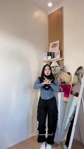 Outfit lari santai😁🤏🏻 #outfitjalan #outfitinspiration #outfitolahragahijab 