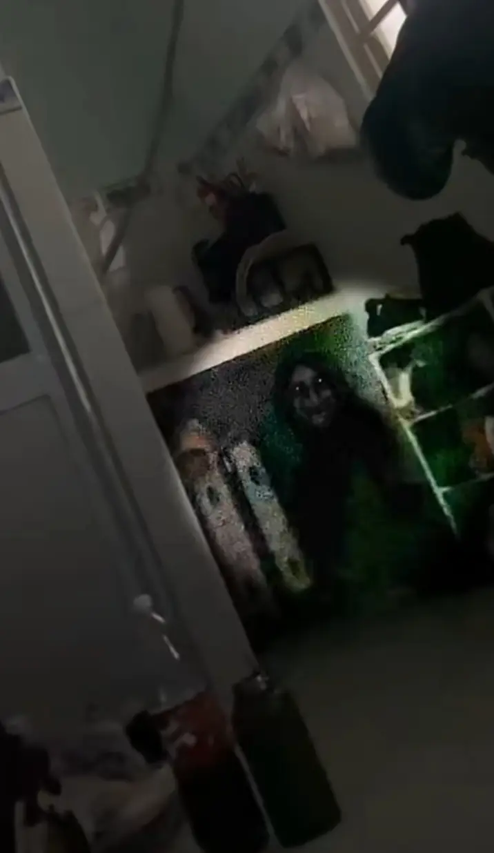 foto muka hantu westafel yg buat merinding merasa ada yg nengok in dab suara2 aneh ne dia salah satu mahluk nya