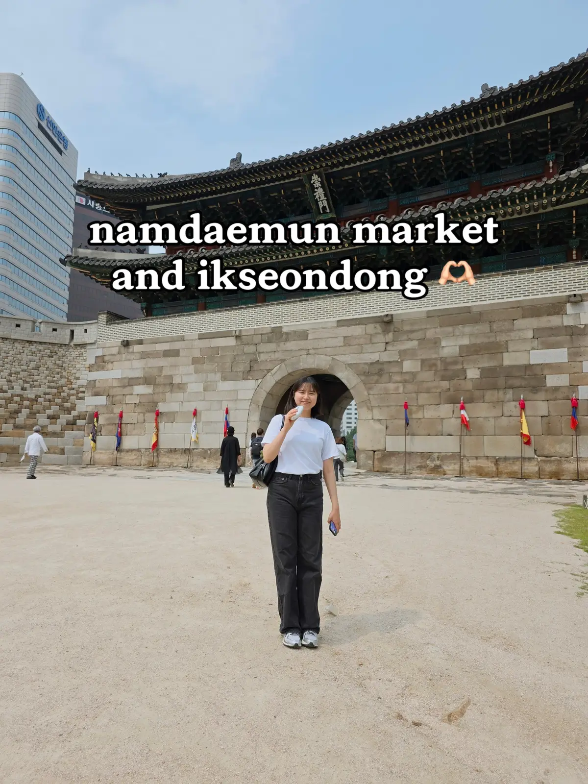 Spent the afternoon exploring namdaemun market and ikseondong ☺️ it’s getting so hot in Korea 😭 #livinginkorea #lifeinseoul #dayinmylife 